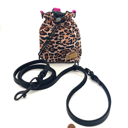 Leckerlibeutel Crazy Pink Leo Black Edition Goodiebag mit Hundeleine von ScandiPaws