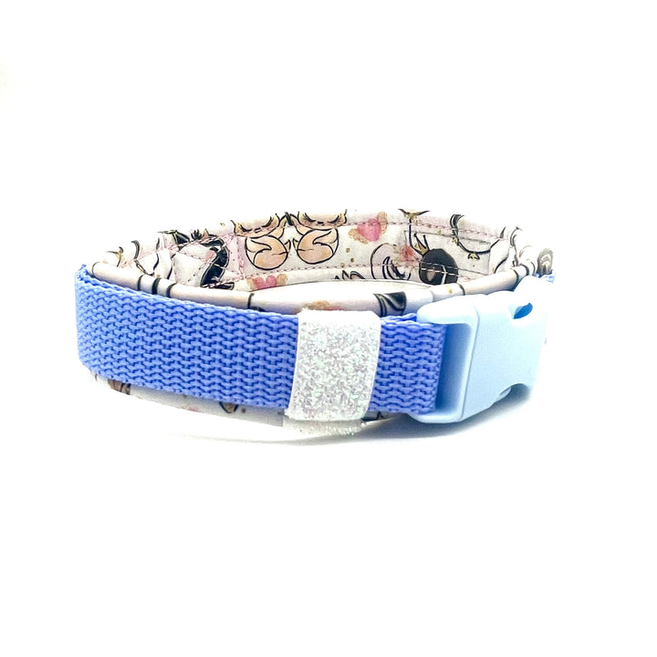 Hochwertiges Hundehalsband aus robustem Material, verstellbar und komfortabel, ideal für Spaziergänge und Sicherheit, in modernem Design. Hunde Halsband Animal World weiß bunt blau hellblau