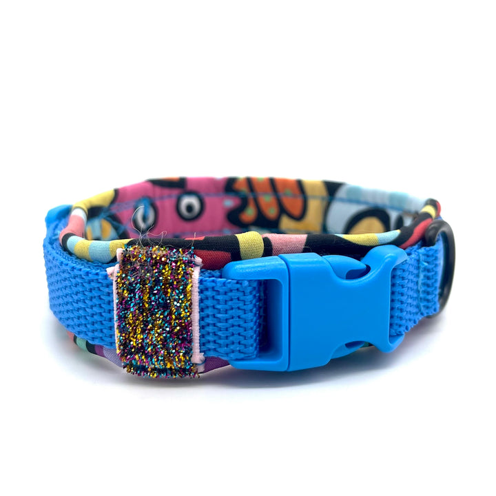 Hundehalsband aus robustem Material, verstellbar und komfortabel. Hunde Halsband happy Blue blau bunt