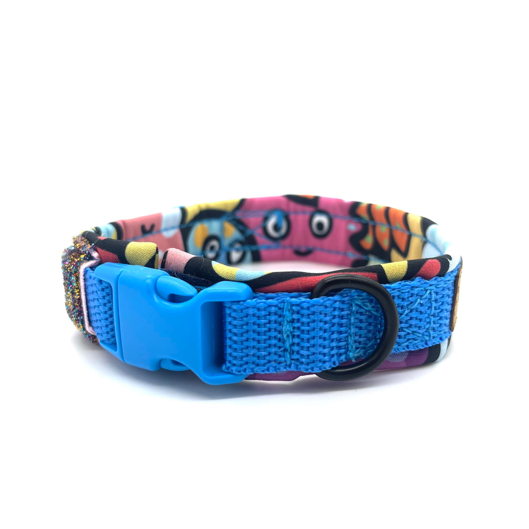 Hundehalsband aus robustem Material, verstellbar und komfortabel. Hunde Halsband happy Blue blau bunt