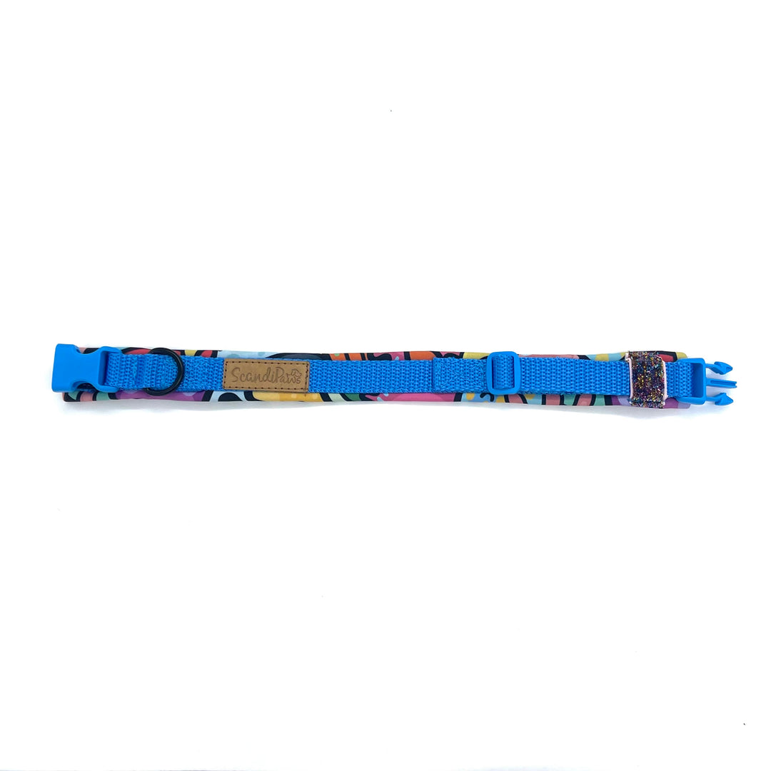 Hundehalsband aus robustem Material, verstellbar und komfortabel. Hunde Halsband happy Blue blau bunt