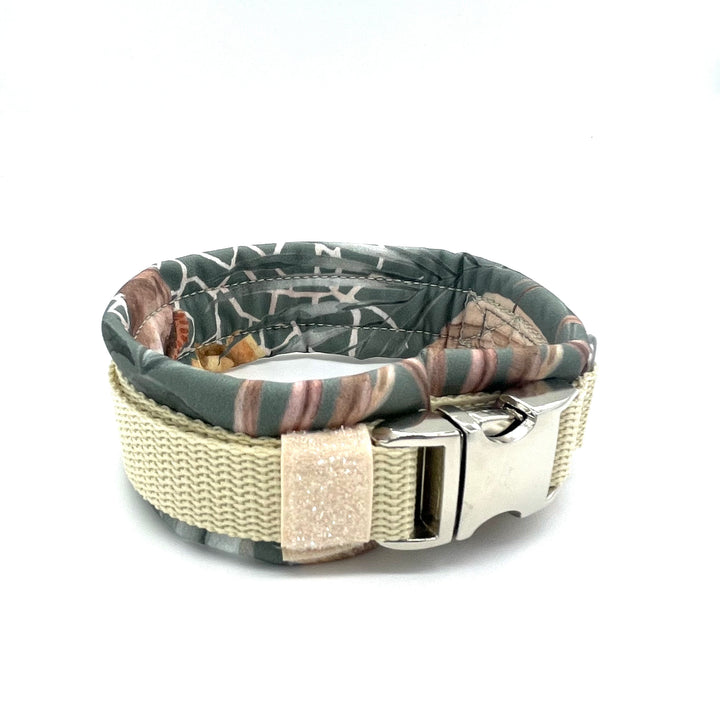 Hochwertiges Hundehalsband aus robustem Material, verstellbar und komfortabel. halsband wollweiß scannt leaves