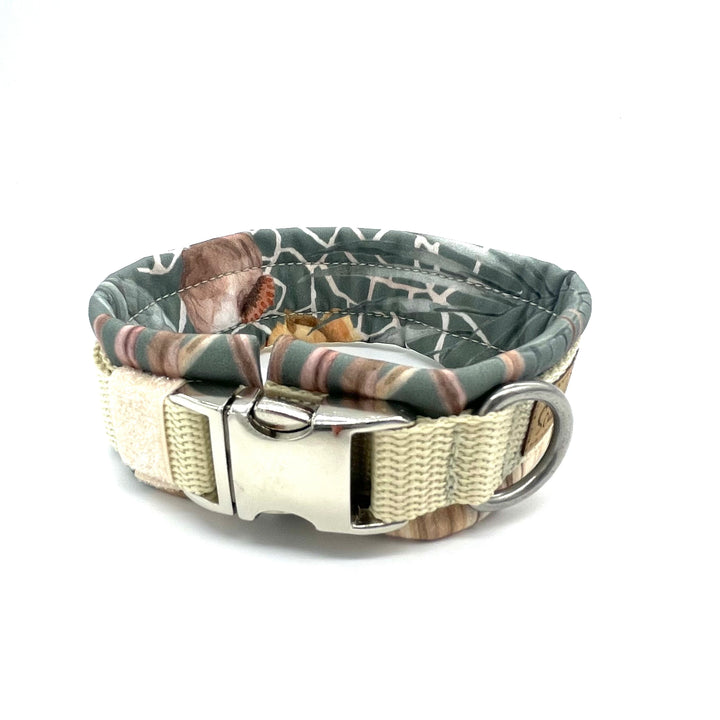 Hochwertiges Hundehalsband aus robustem Material, verstellbar und komfortabel. halsband wollweiß scannt leaves