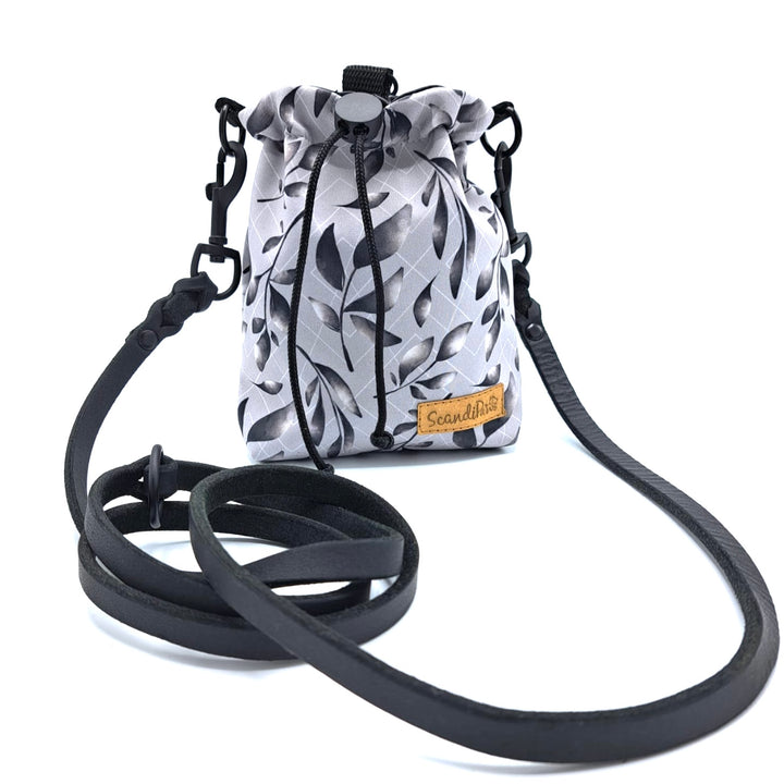 Hunde Leckerlibeutel Goodiebag und Futterbeutel für Unterwegs. Ob beim Gassi, Spaziergänge oder Hundetraining Grey Leaves Grau schwarz Blätter