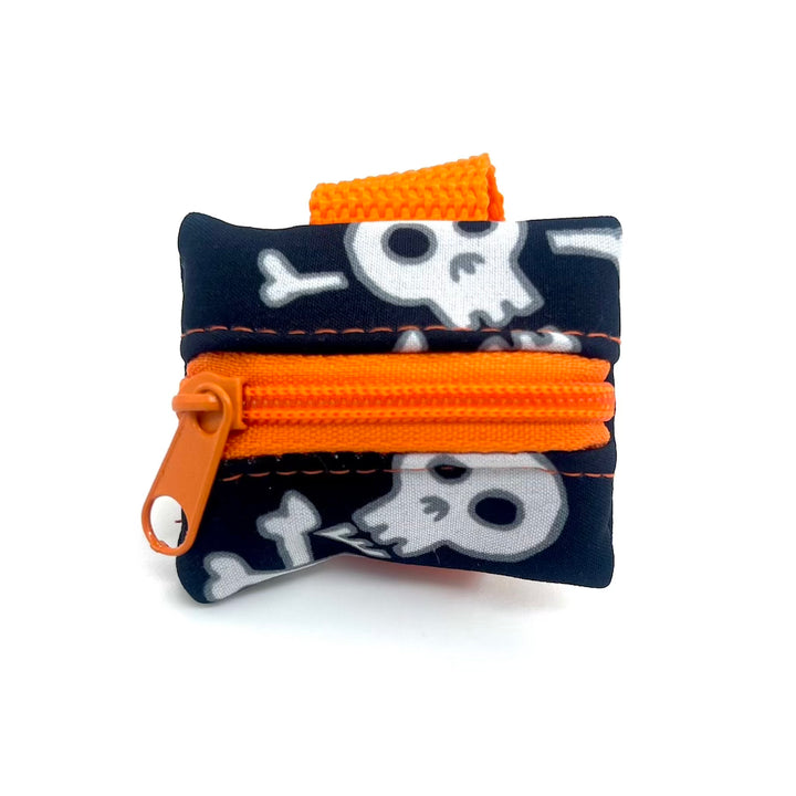 scandipaws_hund_Markentasche_halloween_skulls_orange_schwarz