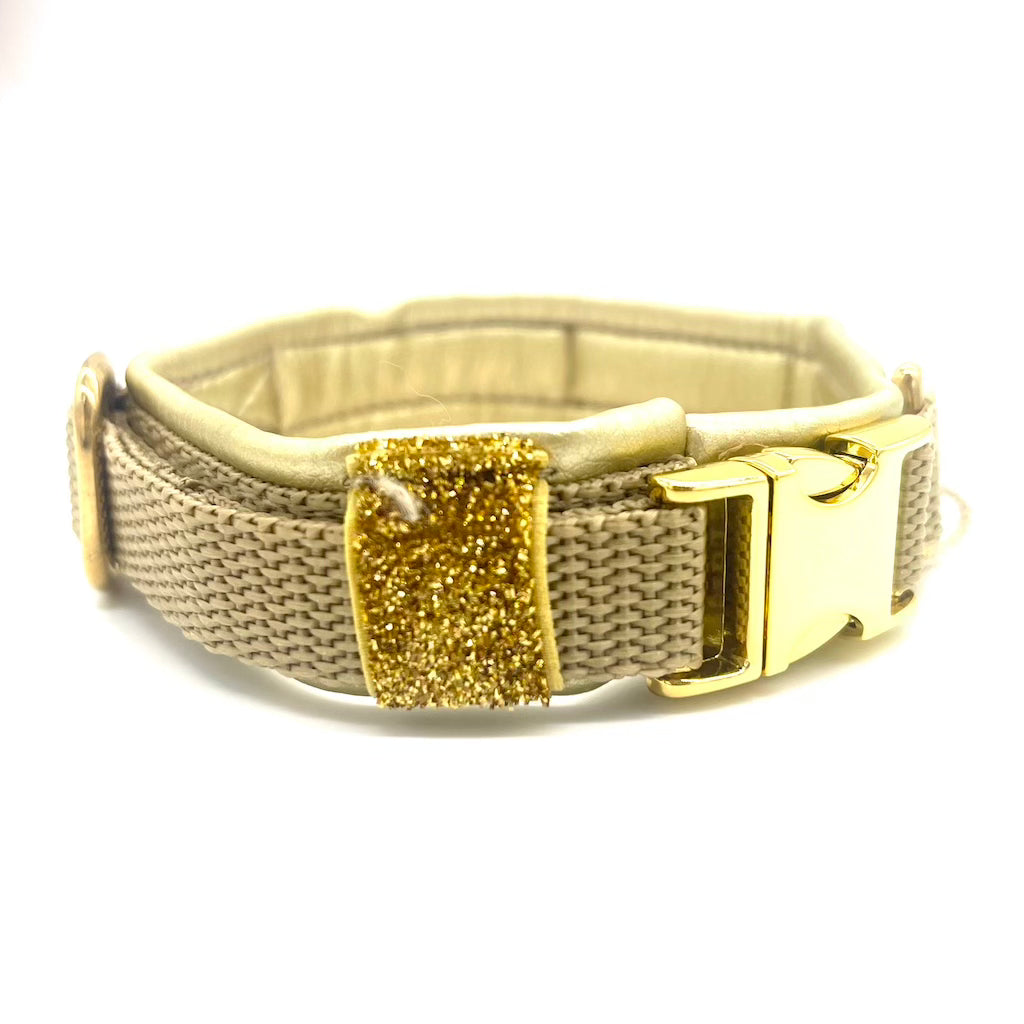 Hochwertiges Hundehalsband aus robustem Material, verstellbar und komfortabel, ideal für Spaziergänge und Sicherheit, in modernem Design. Gold Premium Hunde Halsband verstellbar gold metallic von ScandiPaws