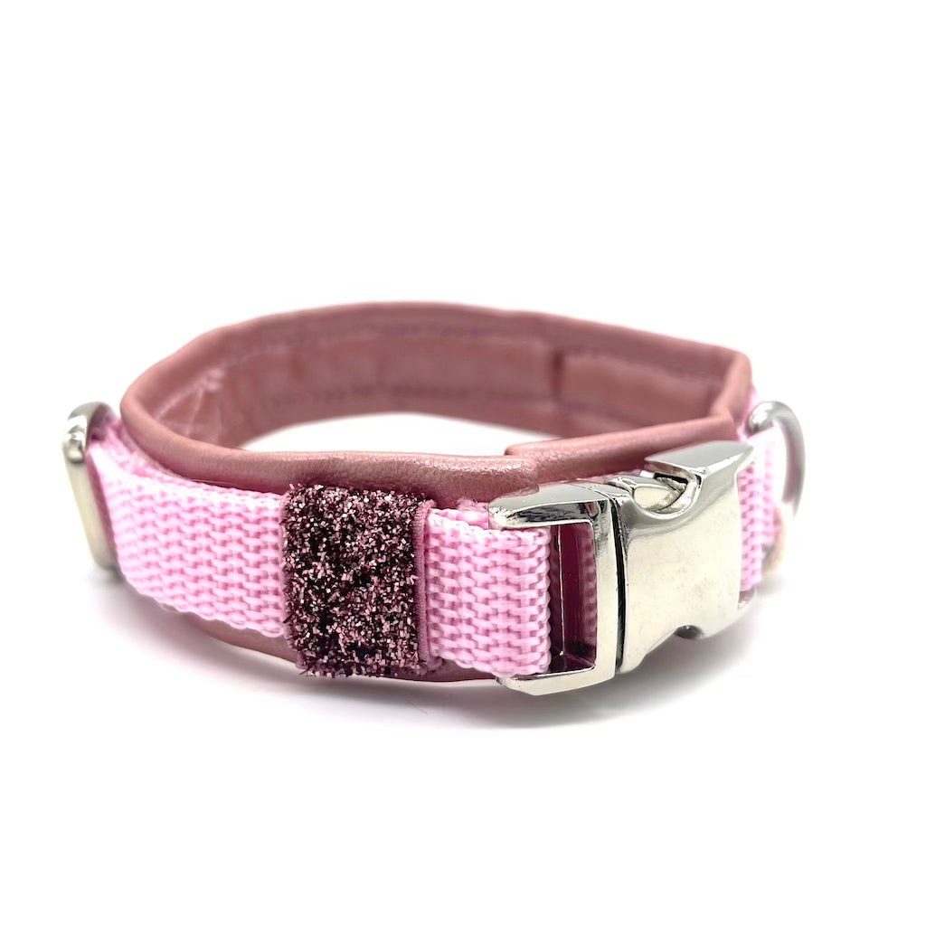 Hochwertiges Hundehalsband aus robustem Material, verstellbar und komfortabel, ideal für Spaziergänge und Sicherheit, in modernem Design. Premium Hunde Halsband verstellbar Rosa metallic von ScandiPaws