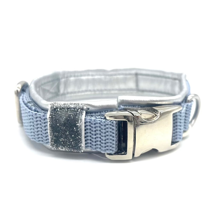 Hochwertiges Hundehalsband aus robustem Material, verstellbar und komfortabel, ideal für Spaziergänge und Sicherheit, in modernem Design. Premium Hunde Halsband verstellbar silber metallic von ScandiPaws