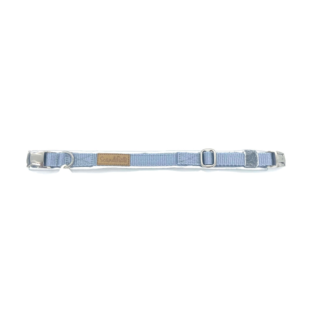 Hochwertiges Hundehalsband aus robustem Material, verstellbar und komfortabel, ideal für Spaziergänge und Sicherheit, in modernem Design. Premium Hunde Halsband verstellbar silber metallic von ScandiPaws