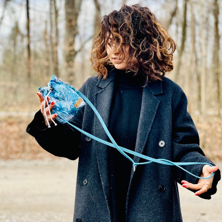 Hunde Leckerlibeutel Goodiebag und Futterbeutel für Unterwegs. Ob beim Gassi, Spaziergänge oder Training Feder Blau Blue