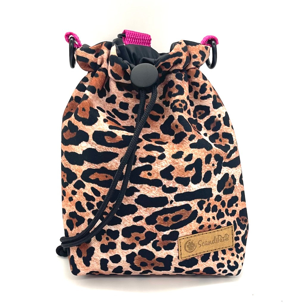 Leckerlibeutel Crazy Pink Leo Black Edition Goodiebag mit Hundeleine von ScandiPaws