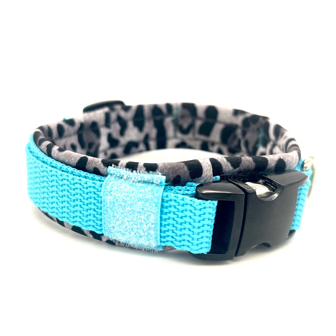 Hochwertiges Hundehalsband aus robustem Material, verstellbar und komfortabel, ideal für Spaziergänge und Sicherheit, in modernem Design. Blau Türkis Leopard Blue Grey leo